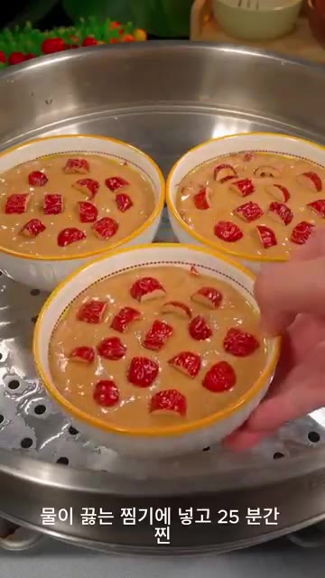 물이 끓는 찜기에 넣고 25분간 쪄주세요. — 밀가루에 흑설탕을 넣었더니? 😱 폭신폭신 달콤한 대추 찜케이크!