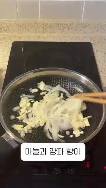중불로 예열된 팬에 기름 1-2바퀴를 두르고 마늘과 양파를 먼저 넣… — 신라면 투움바 파스타 레시피