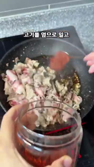 달궈진 팬에 대패삼겹살 300g을 넣고 볶다가 다진마늘과 설탕 1스… — 10분 완성!! 오징어 대패삼겹 볶음