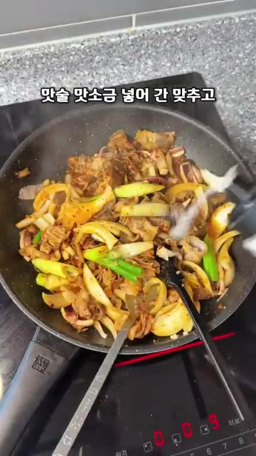 고기가 80% 정도 익으면 한쪽으로 밀고, 나온 기름에 진간장 2스… — 10분 완성!! 오징어 대패삼겹 볶음