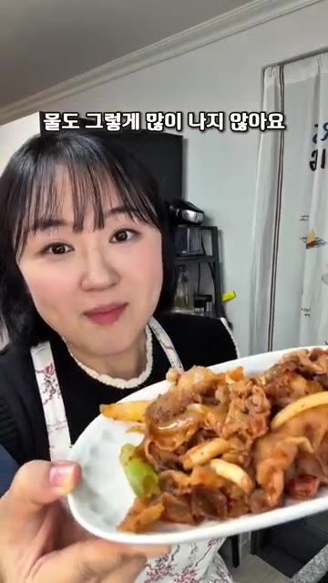 맛술 1스푼과 맛소금으로 간을 맞춘 뒤 불을 끄고 참기름을 둘러 마… — 10분 완성!! 오징어 대패삼겹 볶음