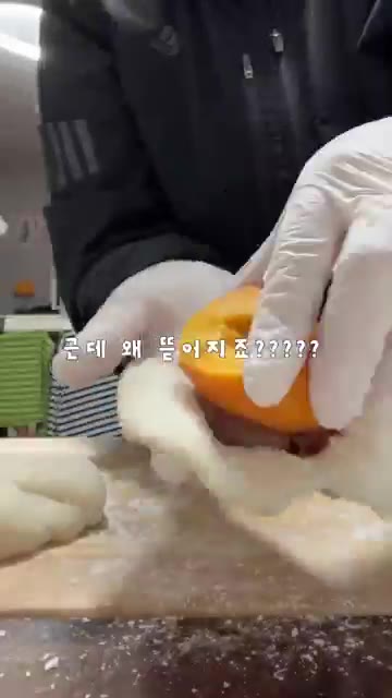반죽으로 파인애플을 감싸고 찹쌀떡 모양으로 빚는다. — 농부의 과일모찌 만들기 현실판 과연? 성공 or 실패?