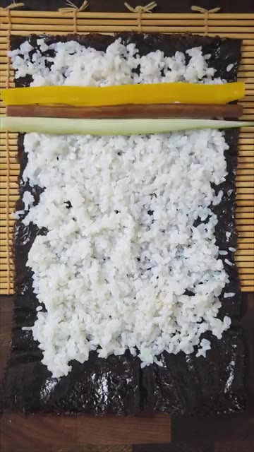 밥 위에 단무지, 오이, 맛살, 계란말이를 순서대로 올린다. — 갓성비 비주얼 끝판왕 가성비 후토마끼!