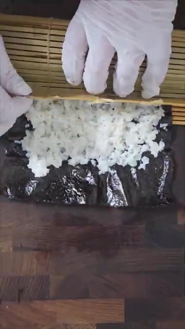 김발을 이용해 재료들을 단단하게 말아 후토마끼를 만든다. — 갓성비 비주얼 끝판왕 가성비 후토마끼!