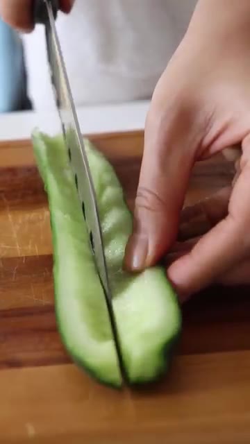 토마토, 오이, 파프리카, 양파를 깨끗이 씻는다. — 냉장고 털이 멕시칸 스타일 토마토 살사 샐러드