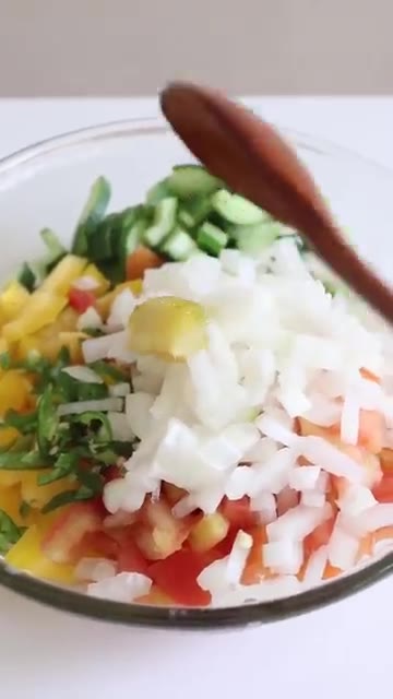 노란 파프리카는 씨를 제거하고 작게 썬다. — 냉장고 털이 멕시칸 스타일 토마토 살사 샐러드