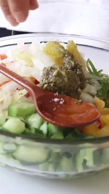 토마토와 양파도 작게 썬다. — 냉장고 털이 멕시칸 스타일 토마토 살사 샐러드