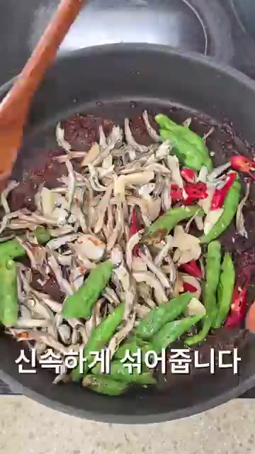 볶아둔 멸치와 꽈리고추, 마늘, 홍고추를 넣고 양념이 골고루 배도록… — 순삭되는 매콤달콤 빨간 멸치볶음! 이 맛은 못 참죠!