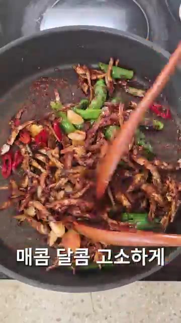 마지막으로 참기름과 통깨를 뿌려 고소하게 마무리합니다. — 순삭되는 매콤달콤 빨간 멸치볶음! 이 맛은 못 참죠!