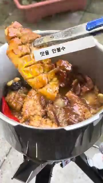 완성된 보쌈을 먹기 좋게 썰어주세요. 식은 고기를 다시 데워도 냄새… — 냄새 없는 레전드 한방 보쌈 레시피