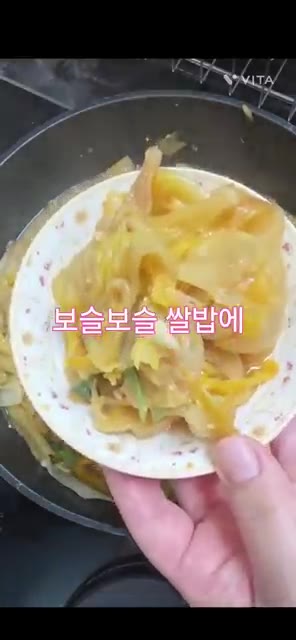묵은지를 흐르는 물에 씻어 양념을 털어내고 물기를 꼭 짜줍니다. 신… — 입맛 없을 때 묵은지 된장찌개