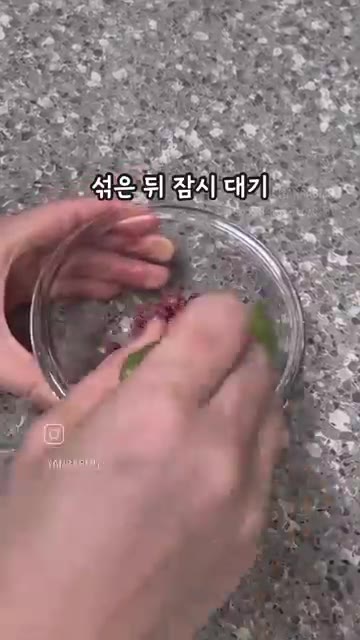 다진 소고기의 핏물을 키친타월로 닦아낸다. — 초간단 유아식 소고기 두부 볶음 레시피