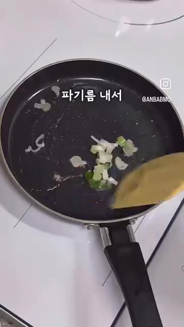 두부를 먹기 좋은 크기로 잘라 팬에 식용유를 넉넉히 두르고 노릇하게… — 초간단 유아식 소고기 두부 볶음 레시피