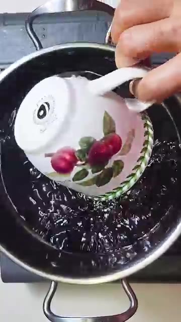 물이 끓으면 불을 끄고 식초 100ml와 소주 100ml를 넣어 잘… — 황금빛 오크라 장아찌! 대박입니다!