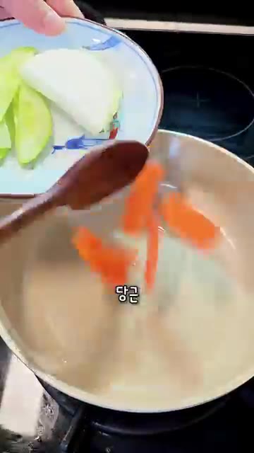 팬에 기름을 두르고 양파, 당근, 파인애플을 넣고 볶는다. — 한판탕수육✨️탕수육 좋아하지만 집에서 만들기는 번거로우셨던분들 이제 한판으로 드셔보세요.