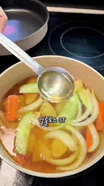 물을 붓고 간장, 알룰로스, 케첩을 넣어 소스를 만든다. 전분물을… — 한판탕수육✨️탕수육 좋아하지만 집에서 만들기는 번거로우셨던분들 이제 한판으로 드셔보세요.