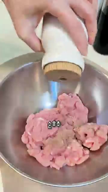 돼지고기에 맛소금, 후추, 물 50ml, 전분을 넣고 버무린다. — 한판탕수육✨️탕수육 좋아하지만 집에서 만들기는 번거로우셨던분들 이제 한판으로 드셔보세요.
