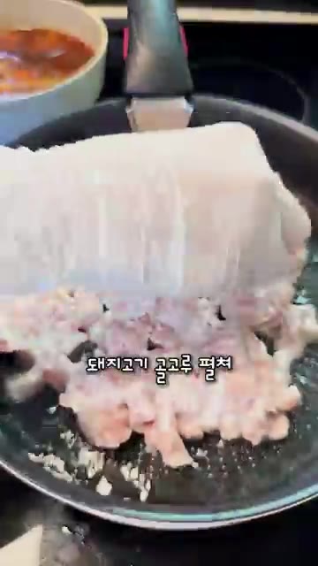기름을 넉넉히 두른 팬에 돼지고기를 얇게 펴서 노릇하게 굽는다. — 한판탕수육✨️탕수육 좋아하지만 집에서 만들기는 번거로우셨던분들 이제 한판으로 드셔보세요.