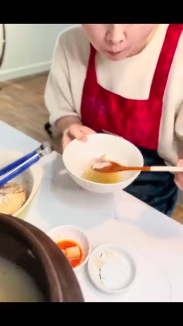 송송 썬 부추나 대파를 듬뿍 올리고, 소금과 후추를 곁들여 맛있게… — 미국에서도 초간단 홈메이드 삼계탕