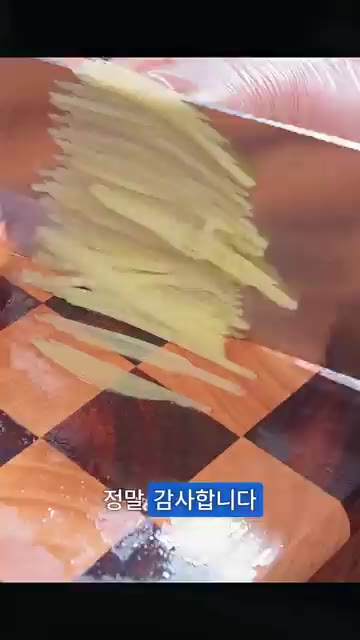 반죽이 잘 뭉쳐지도록 튀김가루를 넣고 섞어줍니다. 튀김가루를 넣으면… — 남은 밥과 두부로 만드는 바삭 촉촉 두부밥볼!