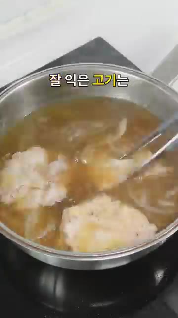 익은 닭다리살은 꺼내 한 김 식힌 뒤 먹기 좋게 썰어둡니다. — 국물 맛이 차원이 다른 구운 닭다리살 닭칼국수 레시피