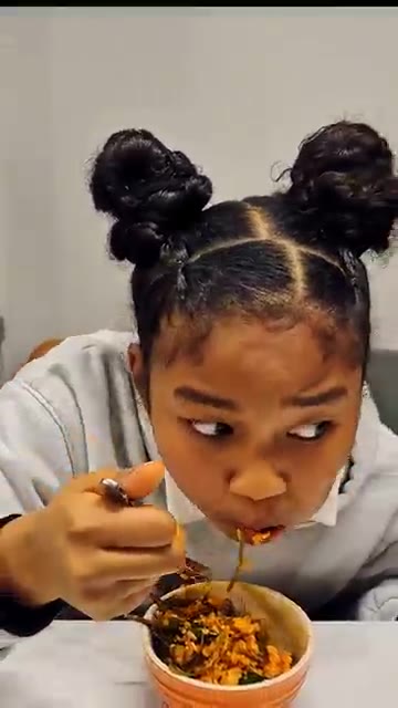 큰 볼에 명절에 남은 나물들을 넣고 밥을 얹어줍니다. — 명절 음식 활용! 남은 나물로 비빔밥 만들기