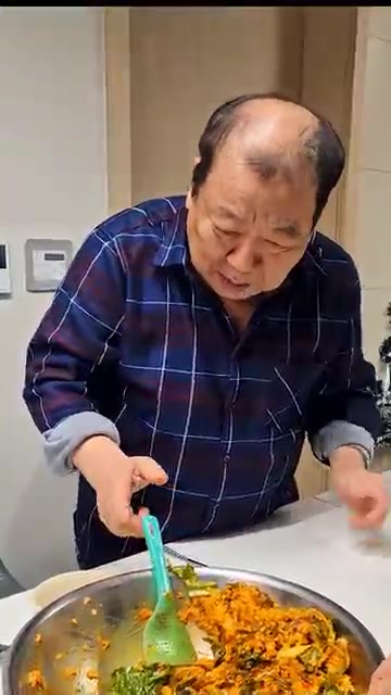 고추장, 참기름, 깨 등을 넣고 비벼줍니다. — 명절 음식 활용! 남은 나물로 비빔밥 만들기