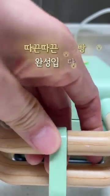 붕어빵 틀을 닫고 구워주면 따끈따끈한 붕어빵 완성입니다. — 길거리 붕어빵 만들기 (밤 붕어빵)