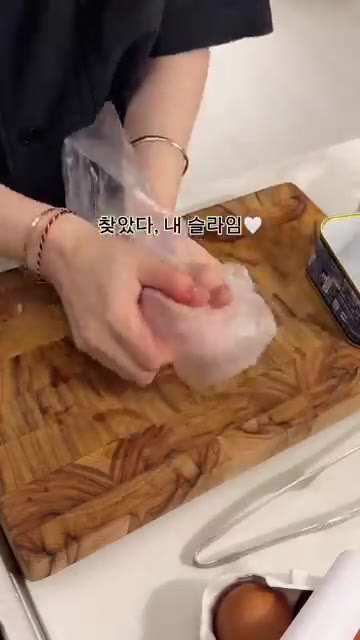 팬에 기름을 두르고 대파를 볶다가 스팸을 넣고 볶는다. 김치를 넣고… — 오늘의 밥상: 김치볶음밥