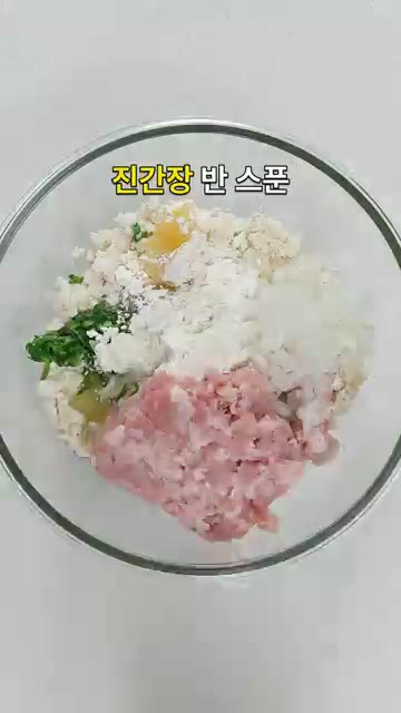 물기를 꼭 짠 두부를 볼에 넣고 곱게 으깬 뒤 다진 돼지고기, 다진… — 두부 한 모 듬뿍 부드럽고 고소한 동그랑땡