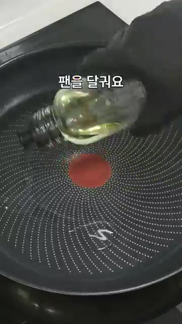 팬에 식용유를 두르고 중약불에서 동그랑땡을 4~5분간 노릇하게 구워… — 두부 한 모 듬뿍 부드럽고 고소한 동그랑땡