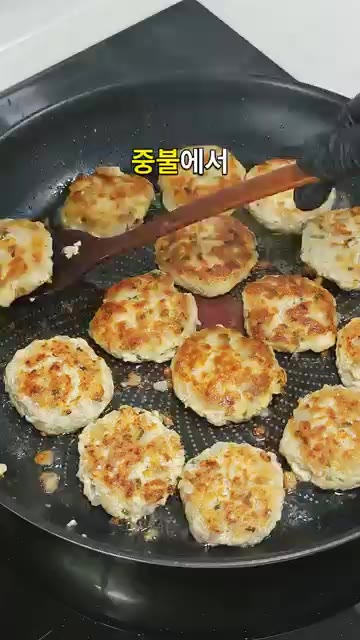 뚜껑을 열고 중불로 올려 앞뒤로 한 번씩 더 구워 겉면을 노릇하게… — 두부 한 모 듬뿍 부드럽고 고소한 동그랑땡