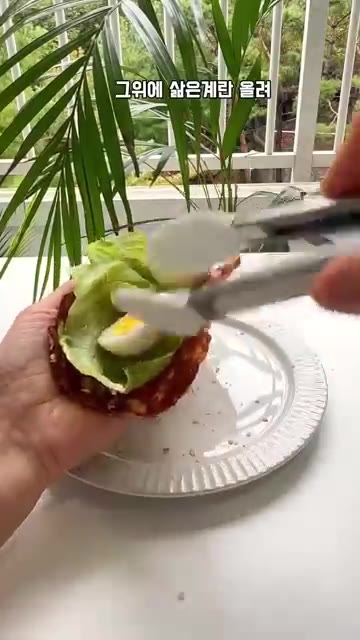 마지막으로 스리라차 소스를 뿌려주면 완성입니다. — 아침에 계란 새롭게 먹는 법
