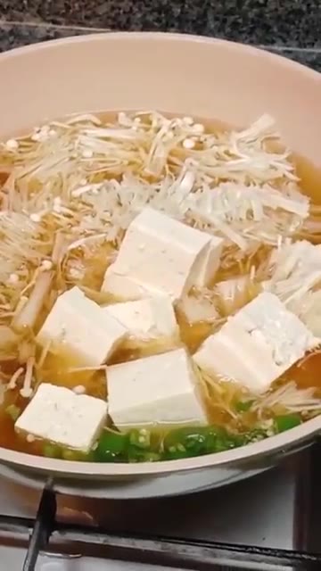 두부 반모를 썰어 넣습니다. — 두부 팽이버섯 된장국 끓이는 법