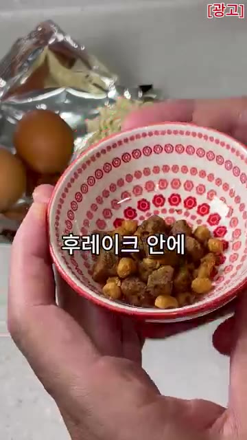 고추기름을 마지막에 둘러 색을 내고 살짝 매콤하게 만들어줍니다. 진… — 우지짜르르 간짜장 스타일로 즐기기