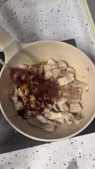 삼겹살이 어느 정도 익으면 다진 마늘, 고추장, 고춧가루, 간장,… — 삼겹살 제육볶음은 언제나 옳다