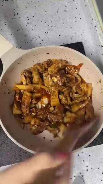 모든 재료가 잘 어우러지도록 볶아 완성한다. — 삼겹살 제육볶음은 언제나 옳다