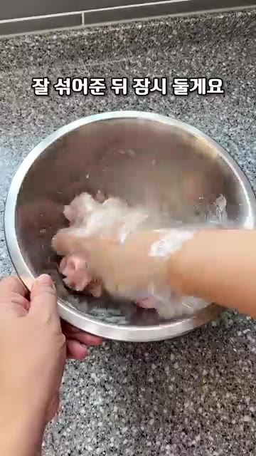 냄비에 먹기 좋게 썬 야채를 넣고 물 200ml, 진간장 2스푼,… — 기름 적게 쓰고 탕수육은 맛있게! 팬 하나로 만드는 한판 탕수육 레시피