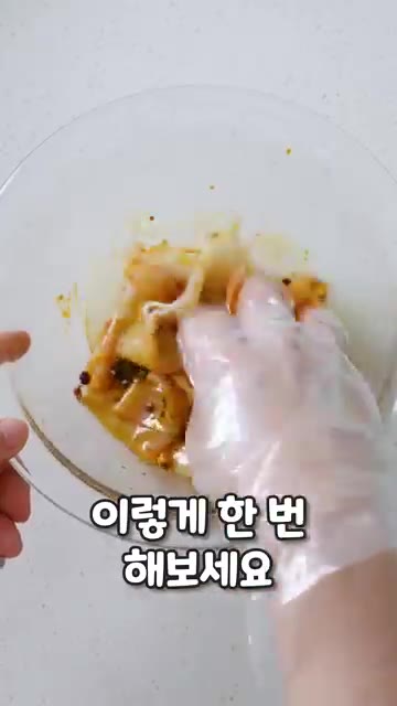 만두피를 4~5장씩 겹쳐 길쭉하게 3~4등분으로 썰어 넓적당면 모양… — 만두피로 3분 만에 만드는 쫄깃탱글 마성의 비빔면