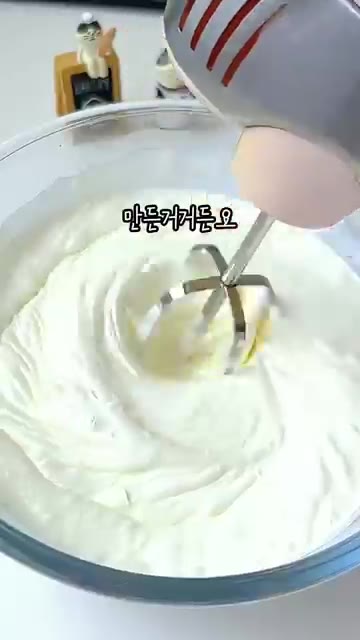 휘핑한 생크림과 크림치즈, 연유를 잘 섞어 기본 베이스를 만들어 줍니다. — 첨가물 0% 한 입 젤라또 만들기
