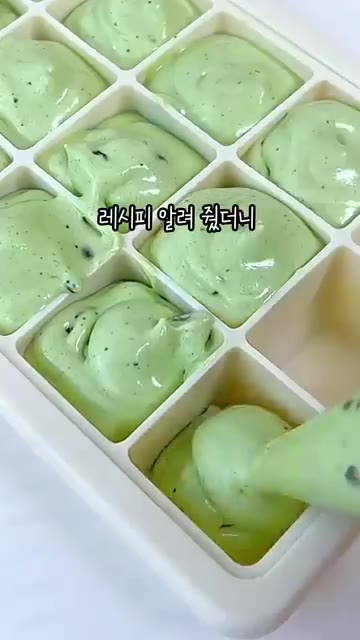 기본 베이스를 덜어 원하는 맛 재료(블루베리잼, 말차가루, 민트초코… — 첨가물 0% 한 입 젤라또 만들기