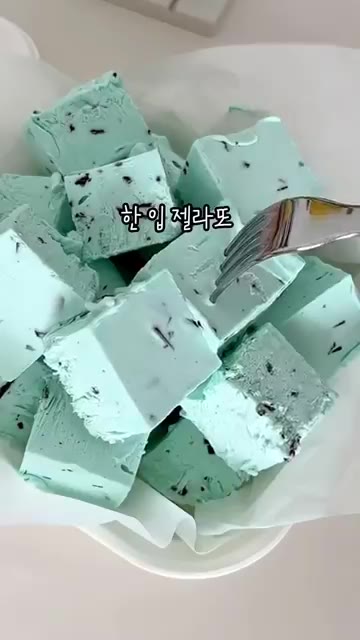 얼음틀에 반죽을 담아 4~6시간 냉동하면 쫀득한 한 입 젤라또가 완… — 첨가물 0% 한 입 젤라또 만들기