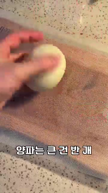 팬에 식용유를 1-2바퀴 두르고 다진 마늘을 넣어 노릇하게 볶아줍니다. — 진짜 간단한 로제 떡볶이 레시피