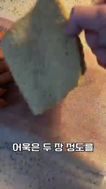 마늘이 노릇해지면 다진 양파를 넣고 숨이 죽을 때까지 볶아줍니다. — 진짜 간단한 로제 떡볶이 레시피