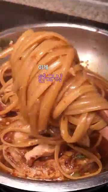 팬에 항정살을 올리고 노릇하게 구워 잠시 다른 그릇에 덜어둔다. — 항정살 매콤 파스타 레시피