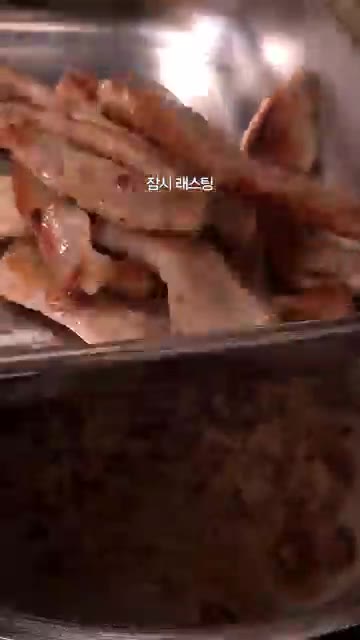면수 100ml를 붓고 고춧가루가 타지 않도록 잘 섞어준다. — 항정살 매콤 파스타 레시피