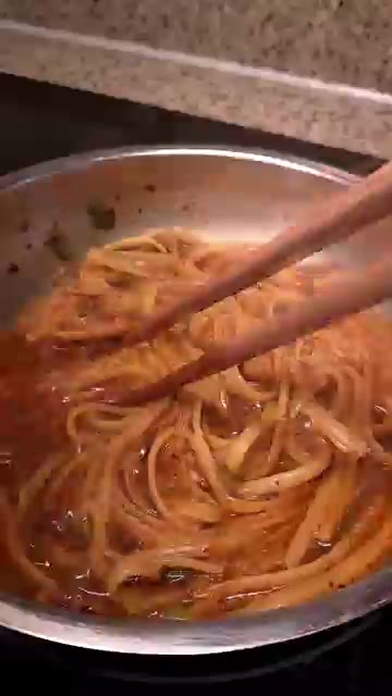 삶은 파스타면과 구워둔 항정살, 그리고 미리 섞어둔 양념을 넣고 센… — 항정살 매콤 파스타 레시피