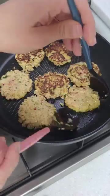 팬에 기름을 다시 두르고 남은 반죽으로 동그랑땡을 만들어 부친다. — 두부 동그랑땡 만들기