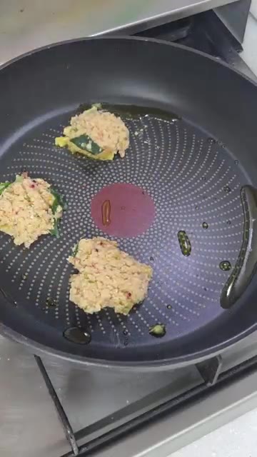 모든 반죽을 동그랑땡 모양으로 만들어 팬에 올리고 앞뒤로 노릇하게… — 두부 동그랑땡 만들기