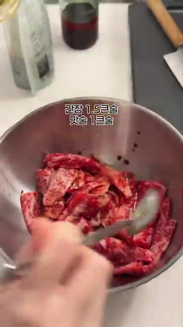 갈비살에 간장, 맛술, 설탕, 꿀, 참기름, 후추, 치킨스톡을 넣고… — 마늘 듬뿍 양념 갈비